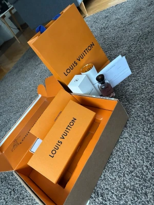 Louis Vuitton Matière Noire EdP 100ml - Matiere Noire från Louis Vuitton,Köpt på deras hemsida. Kvitto och allt finns kvar både digitalt och på papper. För fler frågor är de bara att skriva👍