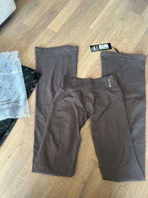 Impact flares DFYNE - Helt nya impact flares i färgen truffle, strl S tall, endast testade. Helt slutsålda på hemsidan, säljes då dom tyvärr va lite för långa på mig😢 Har även en impact topp i samma färg strl S, även den helt ny.