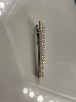 Hårklämma - En hårklämma med vita pärlor 