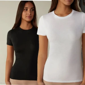 TVÅ Intimissimi T Shirts  - ‼️I min profil hittar du ännu en intimissimi, köp någon av dem… eller varför inte alla tre‼️‼️Mjukaste topparna i superior-bomullsstretch. En svart en vit! Buda från 99 kr för en eller köp båda vid snabbköp för 349 kr (säljer alltså extremt billigt med tanke på nypris, intresse och skick)!! 