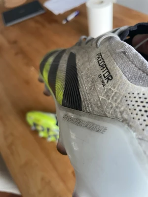 Adidas predator elite AG vit/grön - Säljer ett par adidas predator elite ag då dem inte passar mig längre. Priset kan diskuteras och är villig att gå lägre vid snabb affär.
