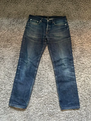 APC Jeans - Säljer ett par feta jeans i storlek W31, mycket bra skick! Obs! Jeansen är uppsydda 4-5cm