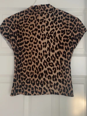 Leopard topp - Säljer en snygg topp i leopardmönster från H&M. Den är i storlek xs💕