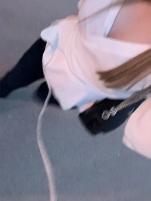 Vit omlottblus med korta ärmar - Säljer en snygg vit omlottblus med korta ärmar och v-ringning. Blusen har ett band i midjan som knyts på sidan och ett lätt. Säljer då den blivit för stor