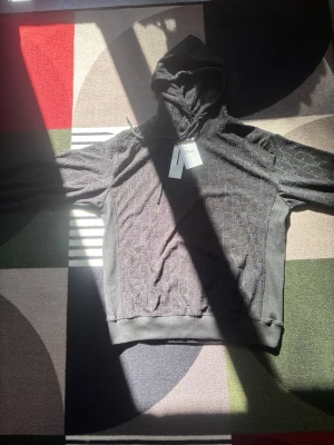 D*ior hoodie - Den är helt ny. Kan gå ner i pris vid snabb affär.