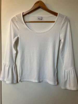 Vit topp - Vit topp från Gina tricot i storlek S, bara använd 1 gång