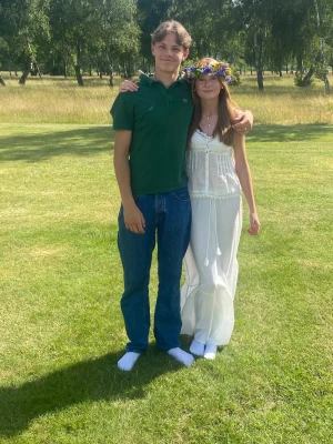 Vit långkjol med snörning - Säljer en superfin långkjol från vero Moda i storlek m (skulle säga den är som s), inte genomskinlig och väldigt bra i längden. Är som ny då jag inte använt den mer än vid få tillfällen💓 säljer då den inte länge kommer till användning 😊