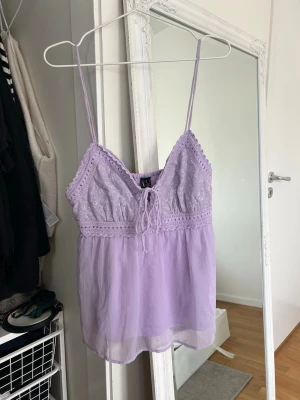 Lila topp - Säljer denna fina topp från VeroModa som är slutsåld på deras hemsida💞💞