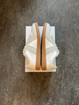 Maison margiela skor - Tjena! Säljer dessa ursköna vita maison margiela skor. Storlek 42 och i princip nyskick. Tar emot bud men hör av dig vid frågor!