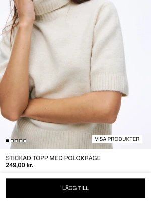Svart Stickad polotopp med kort ärm - Mysig stickad topp med polokrage och korta ärmar. Säljer den i svart.
