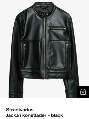 Svart skinnjacka från Stradivarius - Snygg svart skinnjacka i konstläder från Stradivarius. Storlek M (inte oversized). Skulle säga att den sitter som en S 😇 Köpte på zalando för 499 kr. Finns ej att köpa längre. 