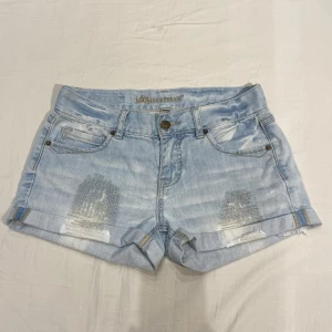 lågmidjade shorts i ljus tvätt💕 - midja 38 cm rakt över plus stretch o sidlängd 25 cm o benöppning 26 cm ja e xs o 169 för referens✨ inga uppenbara defekter