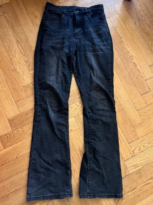 Svarta bootcut jeans  - Snygga svarta bootcut jeans från SHEIN med klassisk femficksdesign och hög midja. Jeansen har en lätt utsvängd passform nedtill och är tillverkade i ett mjukt denimtyg som ger en bekväm känsla. Perfekta för en trendig vardagslook.