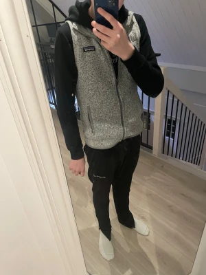 Pantagonia väst - Hej säljer nu min pantagonia väst som är sparsamt använd, inga defekter som jag kan se. Den är s i womens size men skulle säga att den passar en kille som har xs. Pris kan diskuteras. Hör av er vid frågor 