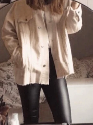 Beige jacka från Zara - Säljer min beige Zara Jack, den har används en del men har behållt sig fin å i bra skick. Finns en defekt som syns på bilden med två gråa märken, vet ej om de går bort eller ej men syns inte så tydligt. Priset gör att diskuteras 