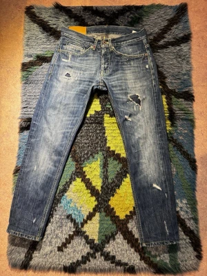 Dondup jeans  - Ett par riktigt feta dondup jeans som tyvärr är lite för små för mig😔 Tycker att dem är väldigt små i midjan också. Det är i väldigt bra skick och har används några gånger. Vill gärna bli av med dem snabbt! Skriv om ni har frågor😔🔥