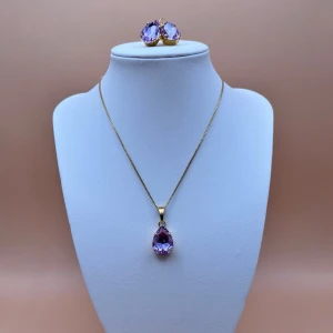 Smyckesset Pear Violett Kristall - Ett set med halsband och örhängen med brisyrkrok i guldplätterad mässing och kristaller. Aurora pear 13x18mm färg Violett. Längd 48cm inkl lås och förlängningskedja.  Finns även att få i andra färger på kristallen. Jag skickar endast spårbart, samfraktar. Fast pris. Besök gärna mina övriga annonser.  Till mina smycken använder jag kristaller från Preciosa, Aurora och Swarowski.