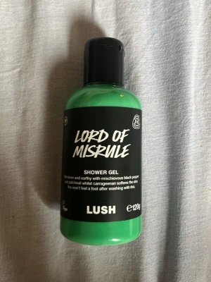 Lush Lord of Misrule duschgel - Grön duschgel från Lush med doft av svartpeppar och patchouli. Kommer i en plastflaska på 120g med svart lock och tydlig etikett. Perfekt för dig som gillar unika och jordiga dofter i duschen. OANVÄND!!!!!!!!
