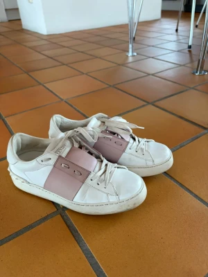  Valentino open - Valentino open i rosa. Sparsamt använda och i väldigt fint skick! Endast använda fåtal gånger. Storlek 36,5 men har passat mig som har 37,5💕 orginal pris 7000 kr. 