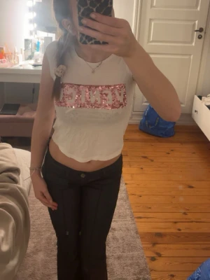 Topp med rosa paljetter - Söt topp med rosa paljetter i bra skick☺️