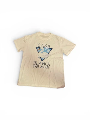 Vit Casablanca t-shirt - Säljer en vit t-shirt från Casablanca. Den är i helt nyskick och perfekt för sommaren! Storlek L. Hör av dig vid minsta fråga!