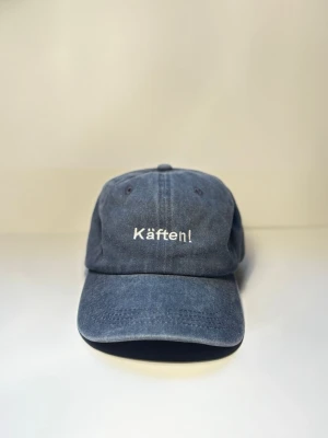 Keps ”käften” blå - 🧢 Käften!  Vissa dagar vill man bara säga det som alla tänker — “Käften!”. En keps med exakt rätt energi för när tålamodet är på semester och folk pratar lite för mycket. Enkel, rak, och ärligt talat: rätt nödvändig.