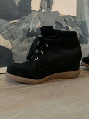 Svarta lite klack  - Snygga svarta sneakers från Pavement (nelly) skit snygga och använt 1-2 gånger och har lite klack, jag är 158 och blir ungefär 162