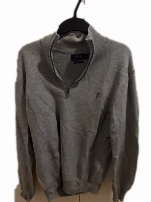 Polo Ralph Lauren 1/4 zip - Säljer nu min snygga ralph lauren tröja pga storlek. Den är i toppskick och självklart äkta.