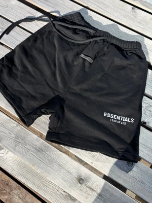 Essentials shorts - Perfect cond never used