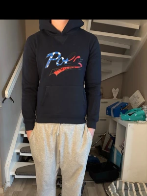 hoodie från Polo Ralph Lauren - Snygg Ralph lauren hopdie som säljs då den är för liten väldigt bra skick storlek m