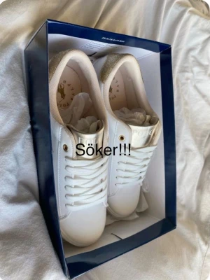 Vita Polo Ralph Lauren sneakers - Söker dessa polo Ralph Loreen skorna med guld logga och ljusrosa insida för 600-1100kr helst kontakta mig om ni har 