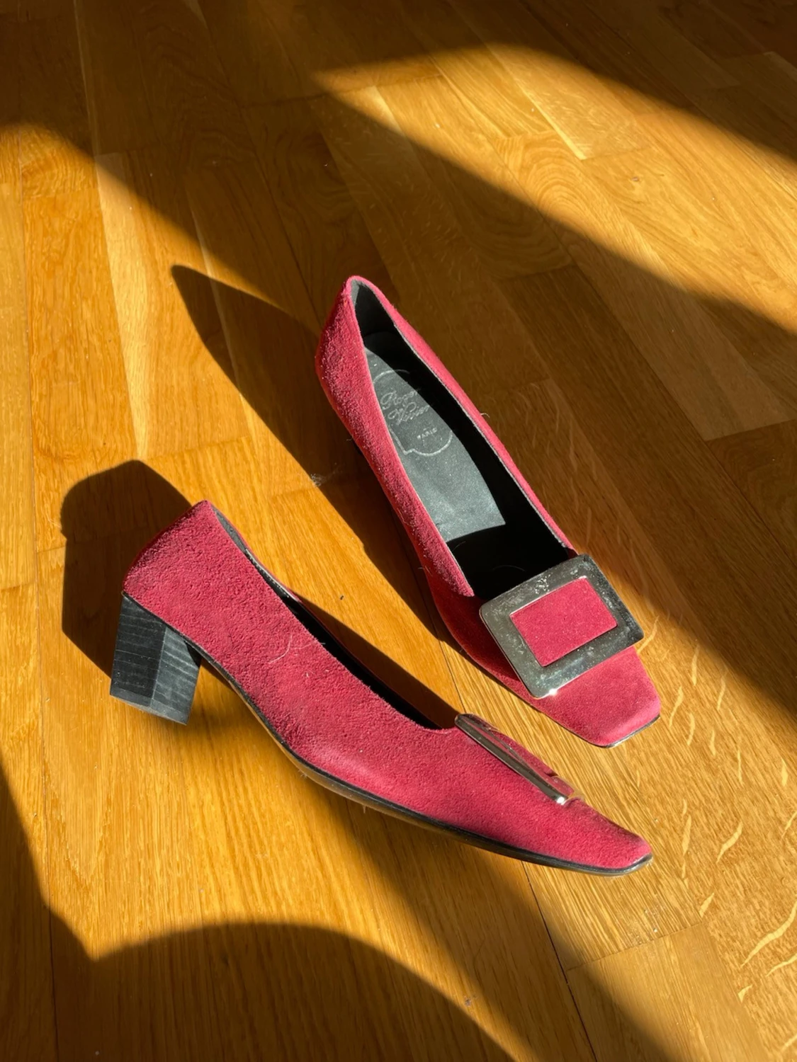 Roger Viver Vinröda mockapumps med fyrkantig detalj - 1