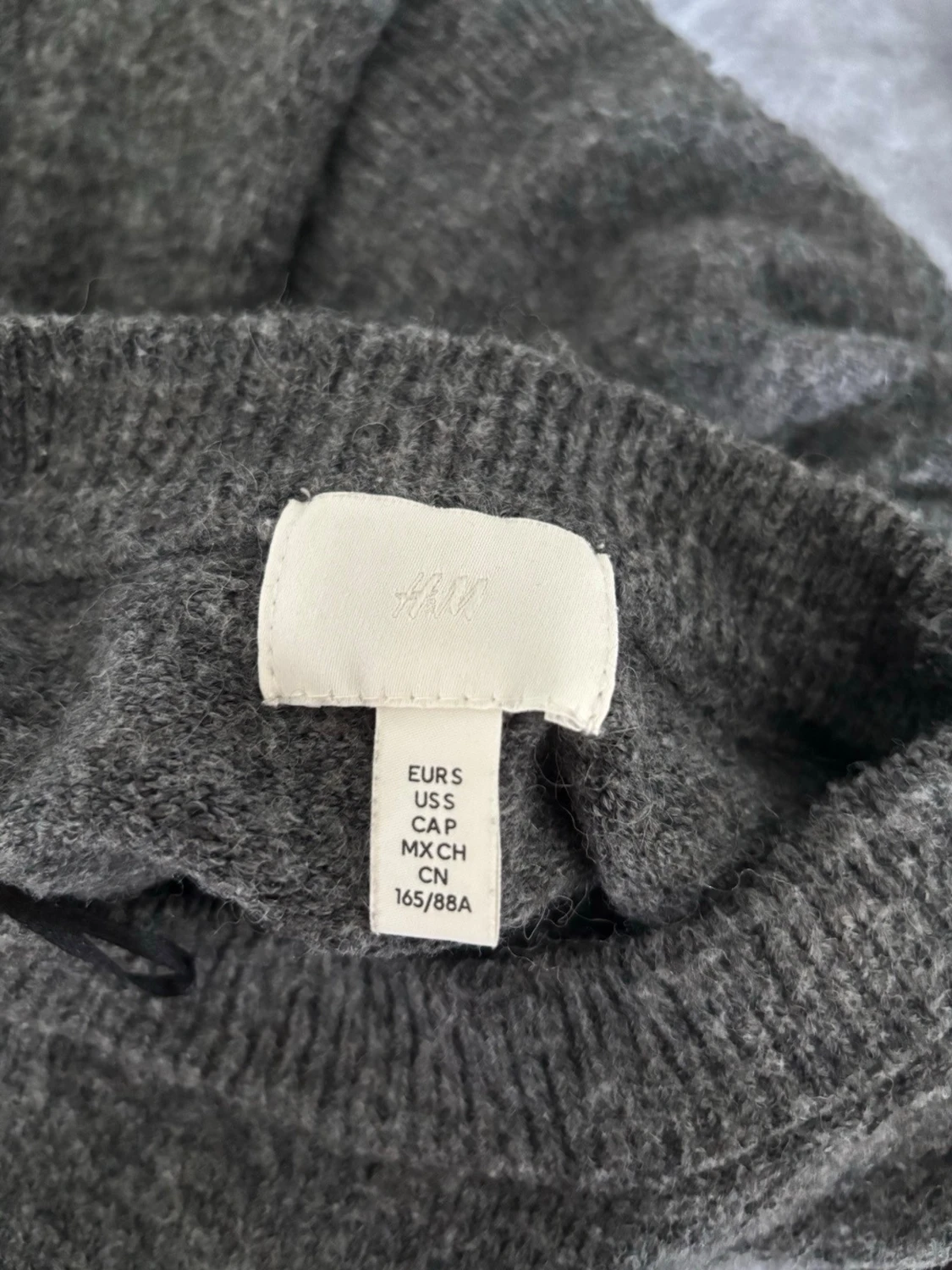 Mörkgrå stickad tröja från H&M - 1
