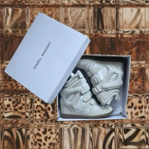 Isabel Marant vita höga sneakers - Jättefina Isabel Marant skor säljer då de tyvärr inte passar mig, de är helt nya och originalboxen följer med!! Annars jättefina och supersnygga!!                                                                             Kan absolut diskutera priset vid snabb affär! Skriv gärna om du är intresserad!! SKICKA GÄRNA PRISFÖRSLAG KAN ABSOLUT DISKUTERA PRISET!!! 