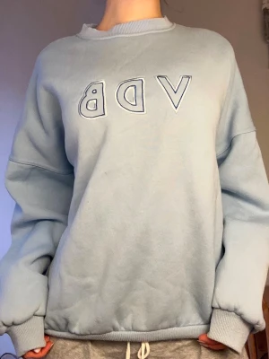 Ljusblå sweatshirt från venderbys🩵 - En oversized ljusblå sweatshirt med VDB-tryck i vitt och blått på bröstet. Tröjan har rund halsringning, ribbade muddar vid ärmslut och nederkant samt en avslappnad passform. Perfekt för en chill och casual stil.🩵