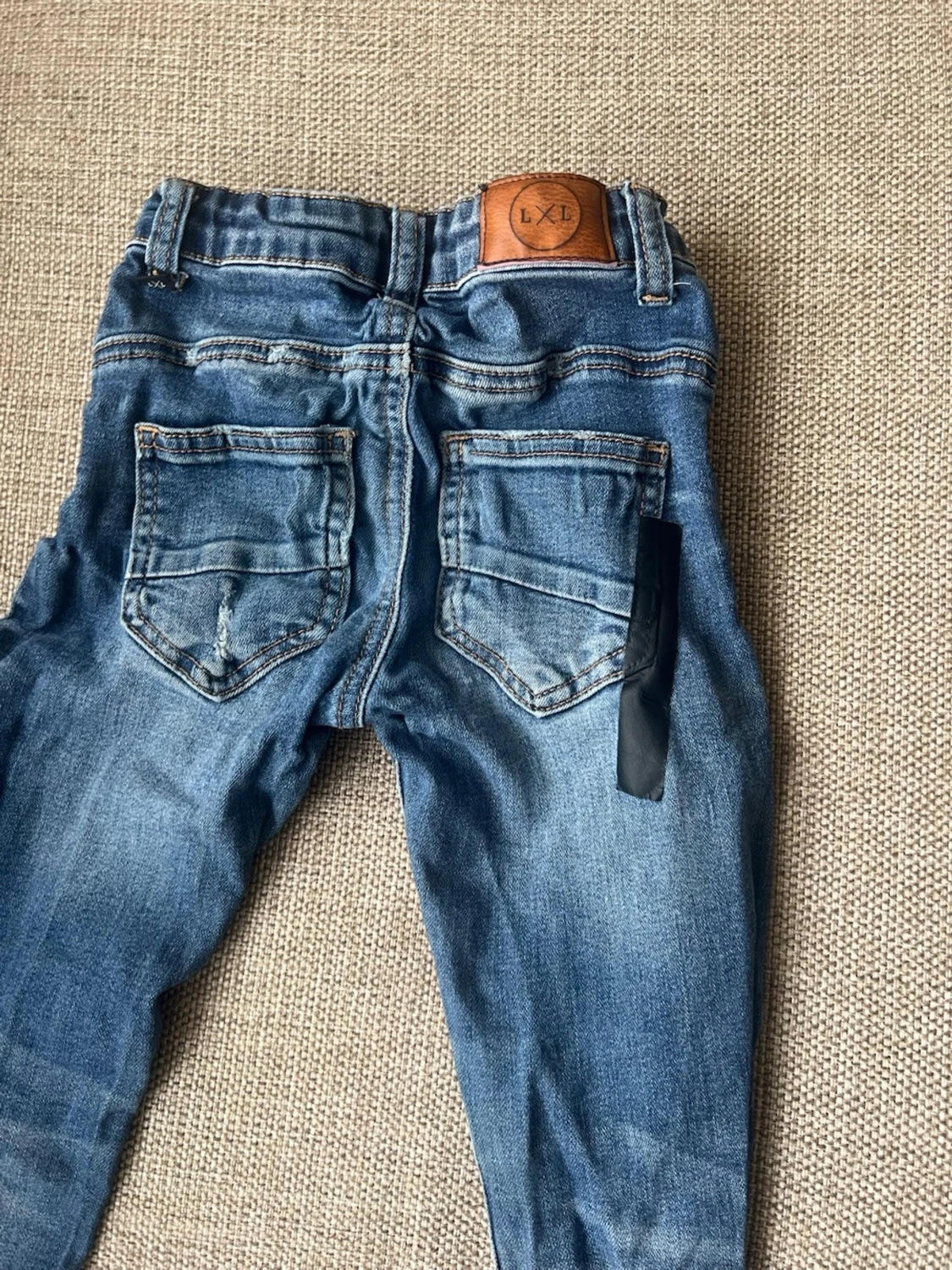 Blå slitna jeans  - 2