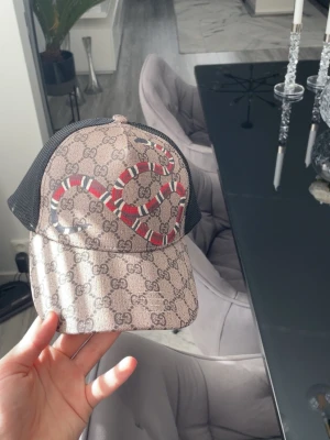 GG Kingsnake Mesh Cap - Säljer nu min GG keps med den ikoniska Kingsnake-printen. En tidlös trucker-modell med mesh-baksida som passar till allt. Justerbart spänne baktill för perfekt passform. 