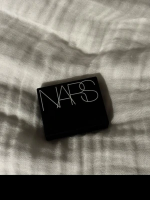 Nars blush  - Säljer min nars blush i färgen orgasm, jättefin och populär blush!  Köpt för 475kr  Endast swatchad på handen
