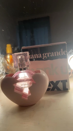 Ariana Grande Thank U Next parfym - Säljer Ariana Grande Thank U, Next parfym i bra skick, ca 70% kvar, endast Swish. Skriv privat för mer information