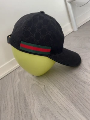 Riktigt snygg svart mönstrade keps från H&M  - Riktigt skön och fett keps med G mönstrat på från H&M. Bäst året runt