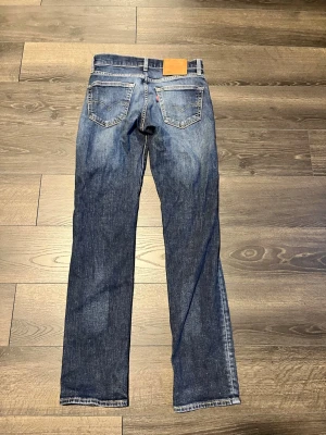 Levis 511 28/32 - Levis Jeans modell 511. Storlek 28/32. Slim fit. Mörkblå. 