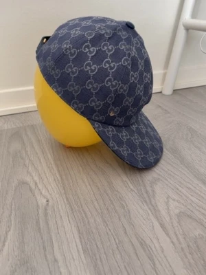 Riktigt snygg blå mönstrade keps från H&M  - Riktigt skön från H&M och perfekt till sommaren 