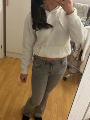 Gina jeans  - Säljer ett par grå jeans bootcut jeans från Gina i storlek 164 bara använt ett några gånger 🩶