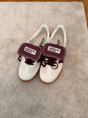 Adidas Samba X Wales Bonner  - Säljer dessa Adidas Samba X Wales Bonner, har använts lite men tvättats hos skomakare så ser ut som nyskick. Skriv vid frågor, priset är inte hugget i sten!