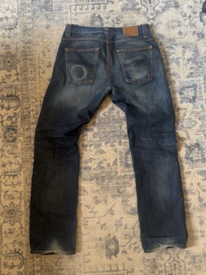 Nudie Jeans - Tjena! Säljer dessa riktigt feta nudie jeans i modellen average joe. Eftertraktade jeans med snygg slitning på ena backfickan. Storlek: 31/32. Midjemått: 76 cm, Innerbenslängd: 80 cm.
