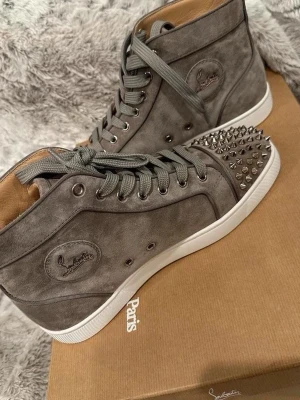 Christian Louboutin skor - Ett par Christian Louboutin i fint skick Skick: 9,7/10 Allt ingår Pris: 4599 kr (ej hugget i sten) Storlek: 41 (passar 42) Snabb affär = sänkt pris 🔓 Seriösa bud only