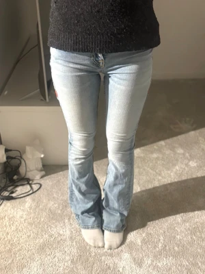 Ljusblåa bootcut true religion - Fina ljusblåa jeans andvända mindre än fem gånger, inga hål, inga fläckar perfekta för alla❤️säljer tyvärr pga storleken❤️ ord pris: ≈2000kr ny pris: 650kr. Kan skicka fler bilder vid seriöst intresse❤️