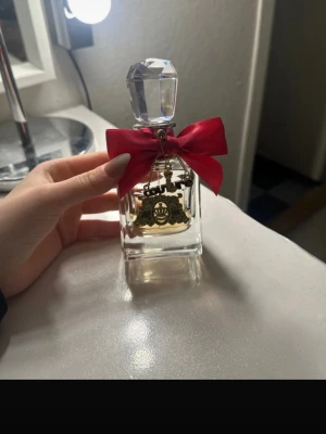 parfym - parfym från juciy couture. mindre en hälften ungefär, super fin och god!
