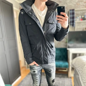Tiger of sweden field jacket - Bra skick,  lite smuts på kragen bara! Passar dig som är mellan 178-185cm ungefär. Nypris ca 3000kr. Modellen är 185 cm, 75kg. Passar bra nu till våren! Skriv för mer information!🤝