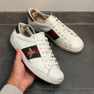 Gucci Ace - Tja! || Säljer nu dessa sjukt snygga Gucci ace skor||Skick 5/10, finns tecken på användning som  innerdelen av skon, ett litet hål i sulan och små creases, de har även ett hål på höger sidan (där av det låga priset!|| Storlek uk 9 vilket passar dig som har 44 i eu storlek|| Innersulan är 28.5cm||Bara skorna medföljs vid köp!|| Om du har några frågor så är det bara att höra av sig|| Allt gott MolérCloset🙌